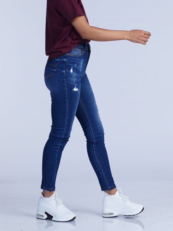 מכנסי ג’ינס LOLA כחול עם קרעים לנשים