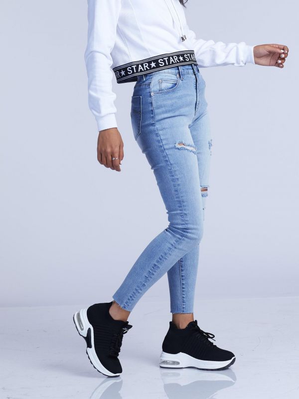 ג’ינס בגזרה גבוהה עם קרעים פתוחים