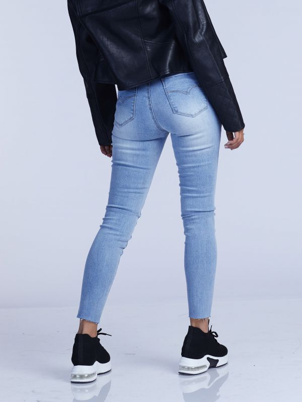 ג’ינס בגזרה גבוהה עם קרעים פתוחים