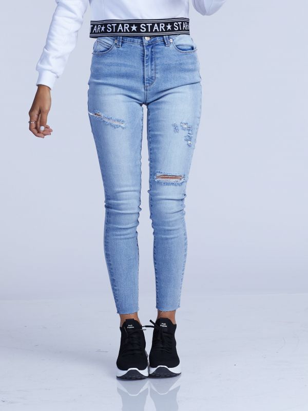 ג’ינס בגזרה גבוהה עם קרעים פתוחים