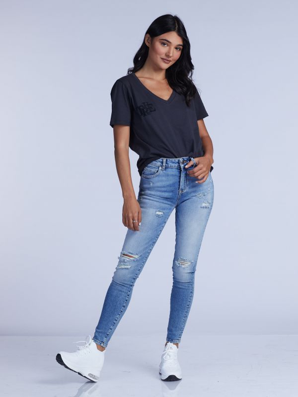 ג’ינס בגזרה מדויקת לנשים