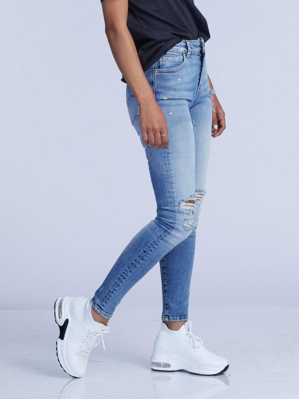 ג’ינס בגזרה מדויקת לנשים