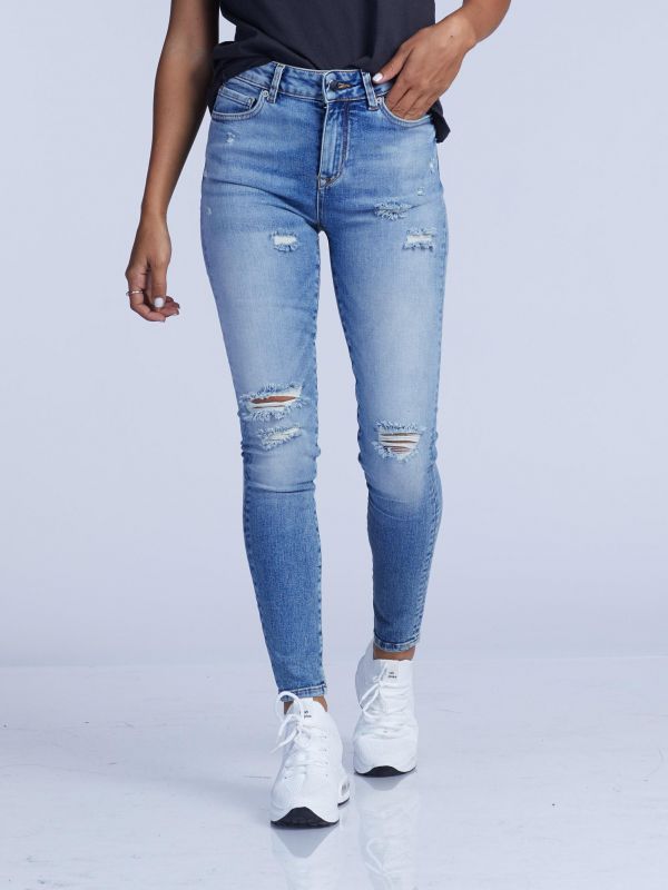 ג’ינס בגזרה מדויקת לנשים