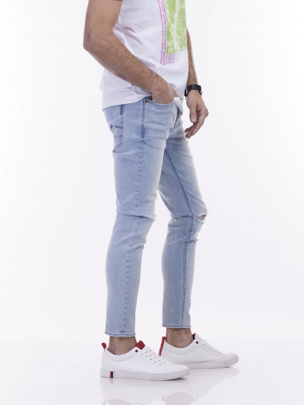 ג’ינס סקיני עם שפשופים