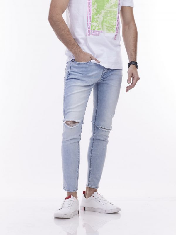 ג’ינס סקיני עם שפשופים