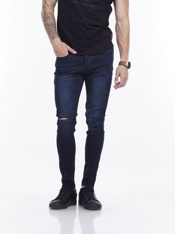 ג’ינס סקיני עם קרעים בברכיים