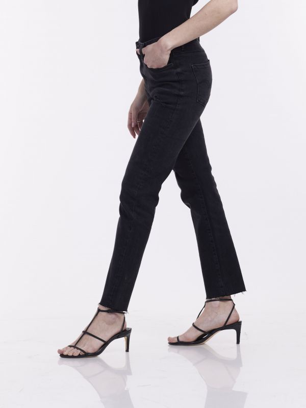 ג’ינס קלאסי סיומת גזורה