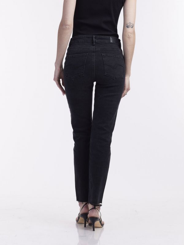 ג’ינס קלאסי סיומת גזורה