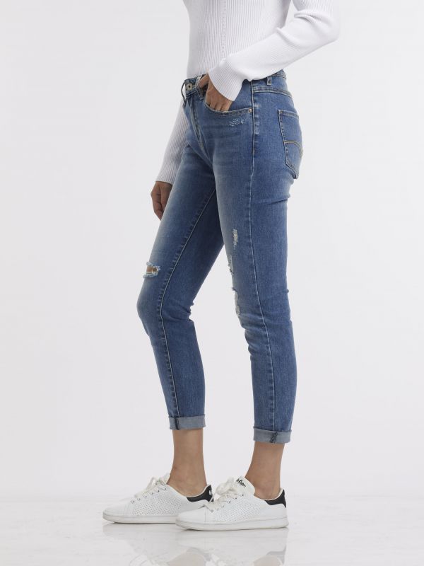 ג’ינס בהיר משופשף עם קרעים