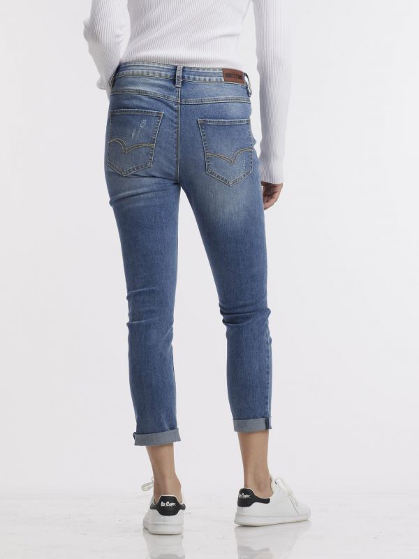 ג’ינס בהיר משופשף עם קרעים