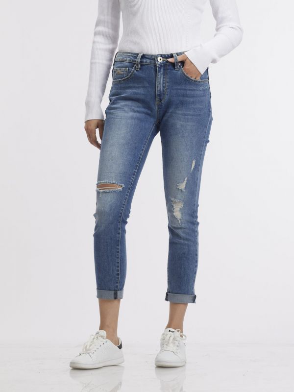 ג’ינס בהיר משופשף עם קרעים