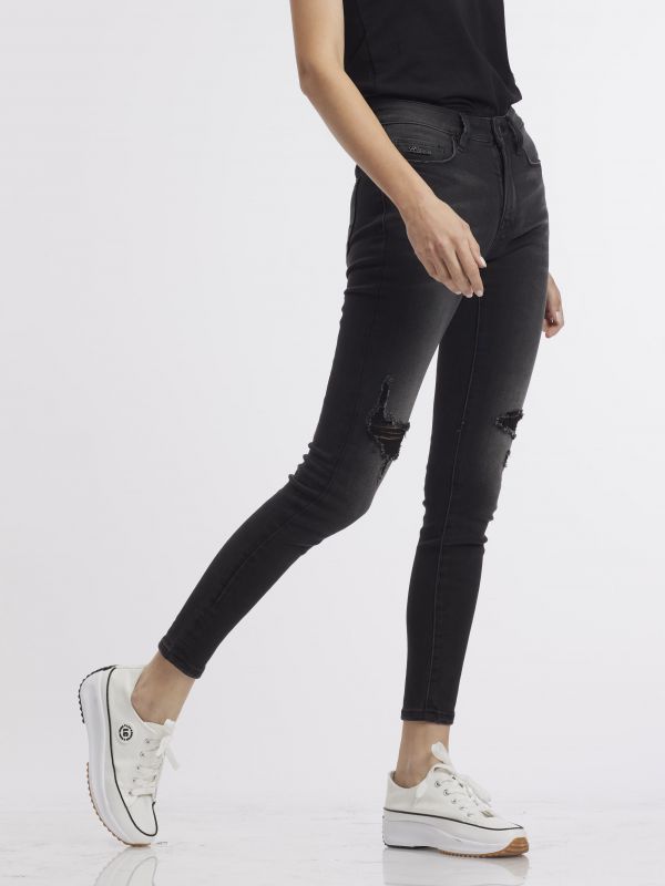 ג’ינס סקיני כהה עם קרעים