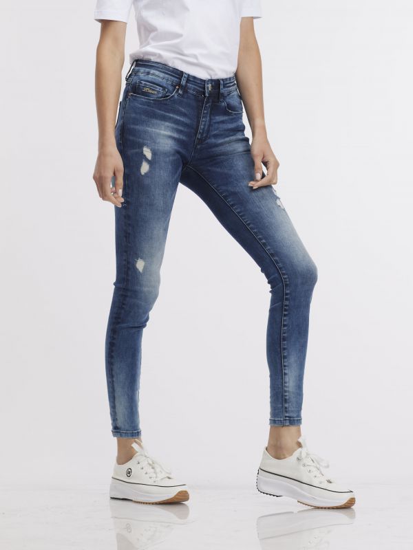ג’ינס סקיני עם קרעים