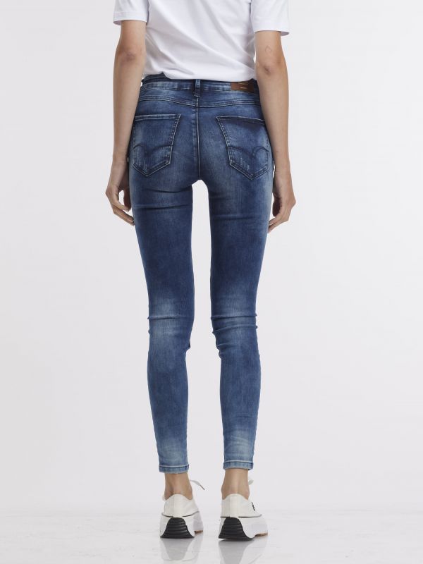 ג’ינס סקיני עם קרעים