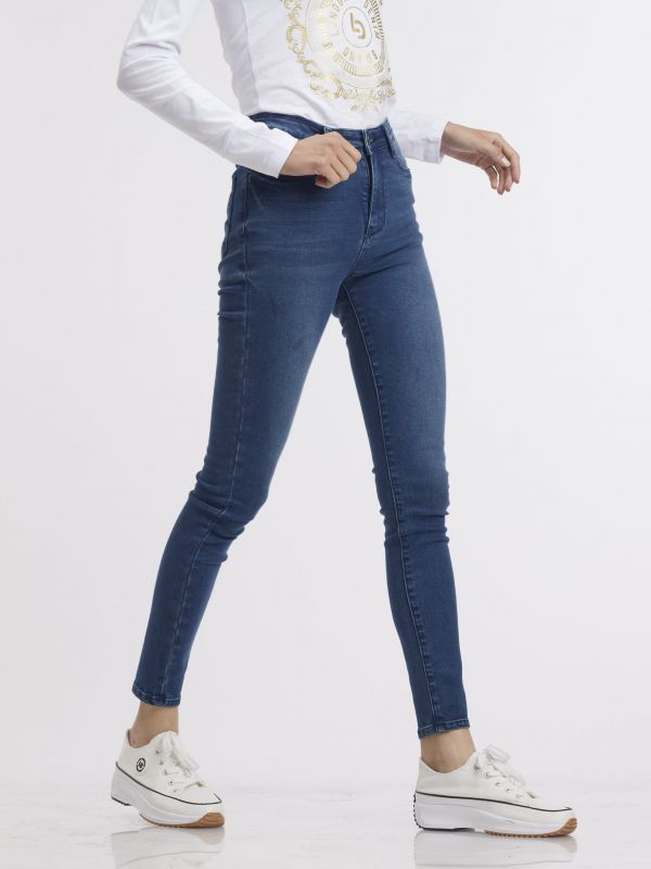 ג’ינס כחול בגזרה גבוהה