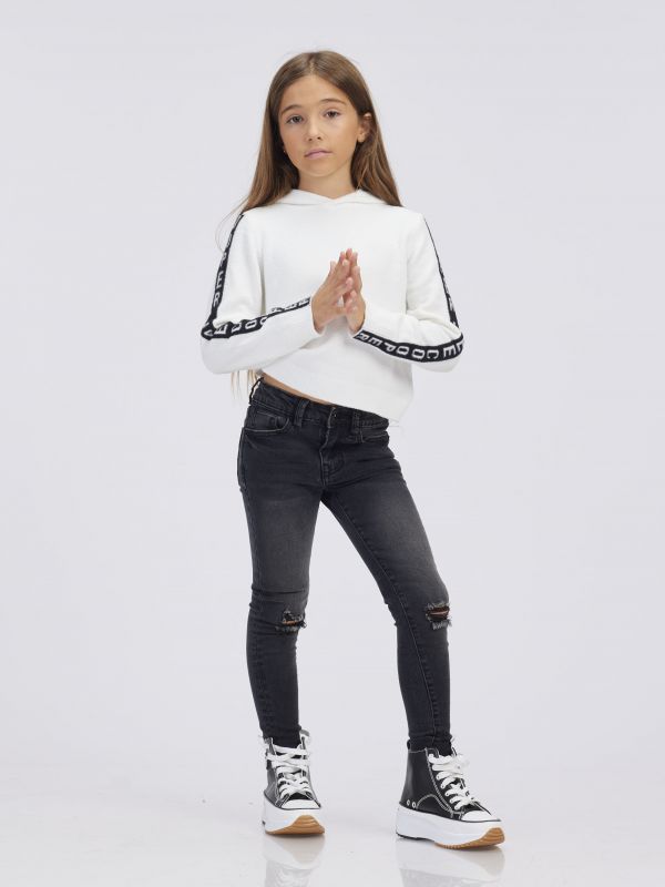 ג’ינס כהה עם קרעים בברכיים