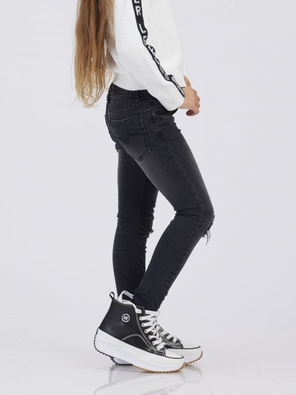 ג’ינס כהה עם קרעים בברכיים