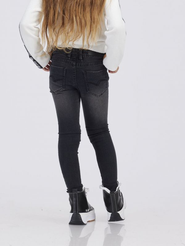 ג’ינס כהה עם קרעים בברכיים