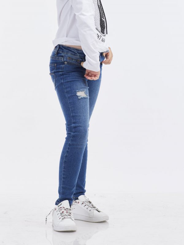 ג’ינס סקיני עם קרעים