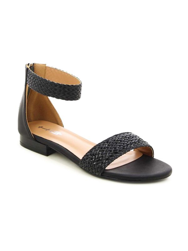 סנדלים אופנתיים במראה קלוע