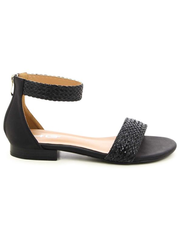 סנדלים אופנתיים במראה קלוע