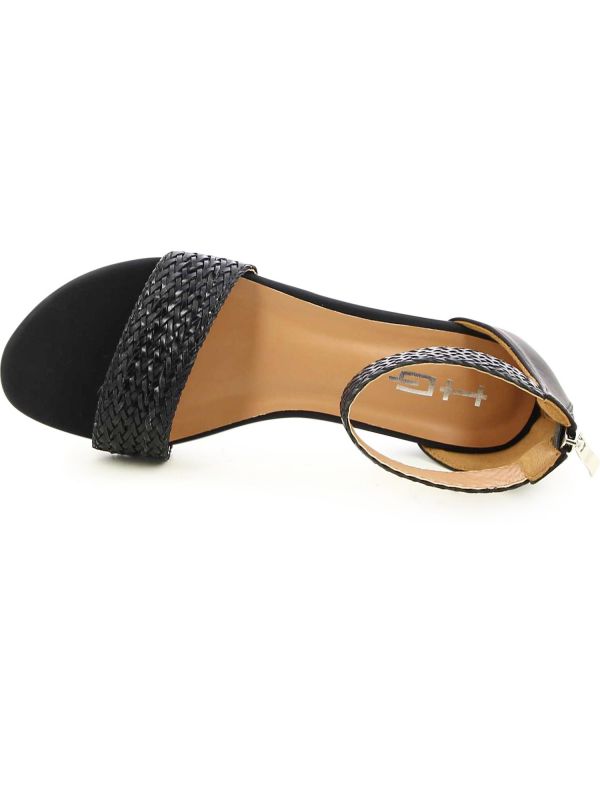 סנדלים אופנתיים במראה קלוע