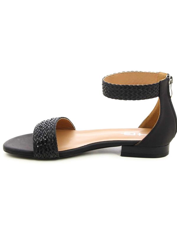 סנדלים אופנתיים במראה קלוע