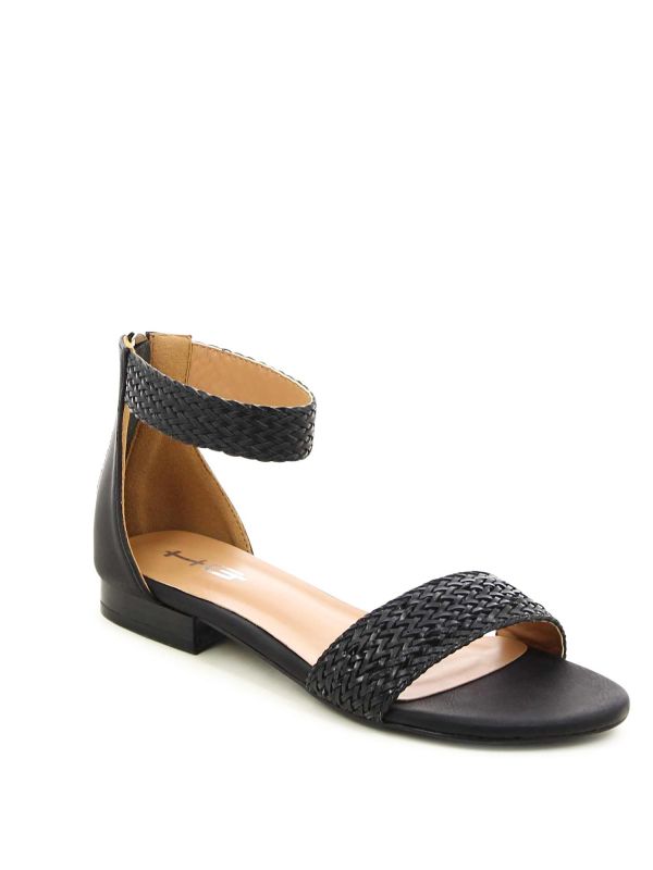 סנדלים אופנתיים במראה קלוע