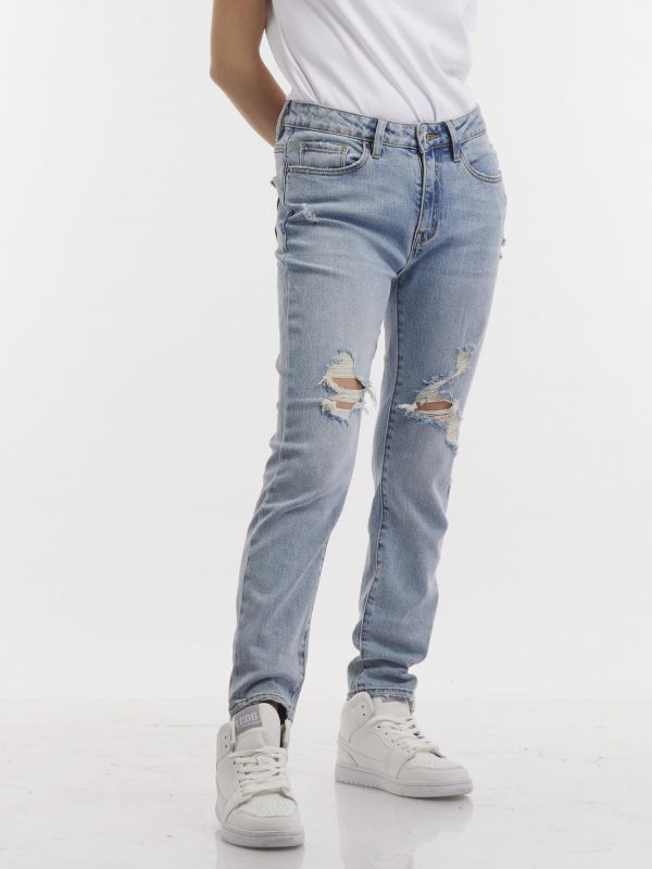 ג’ינס בהיר ישר עם קרעים