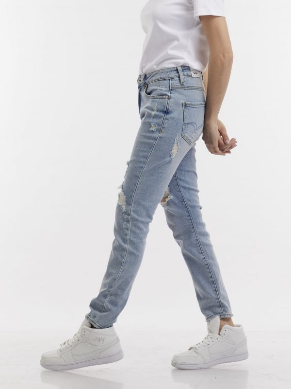 ג’ינס בהיר ישר עם קרעים