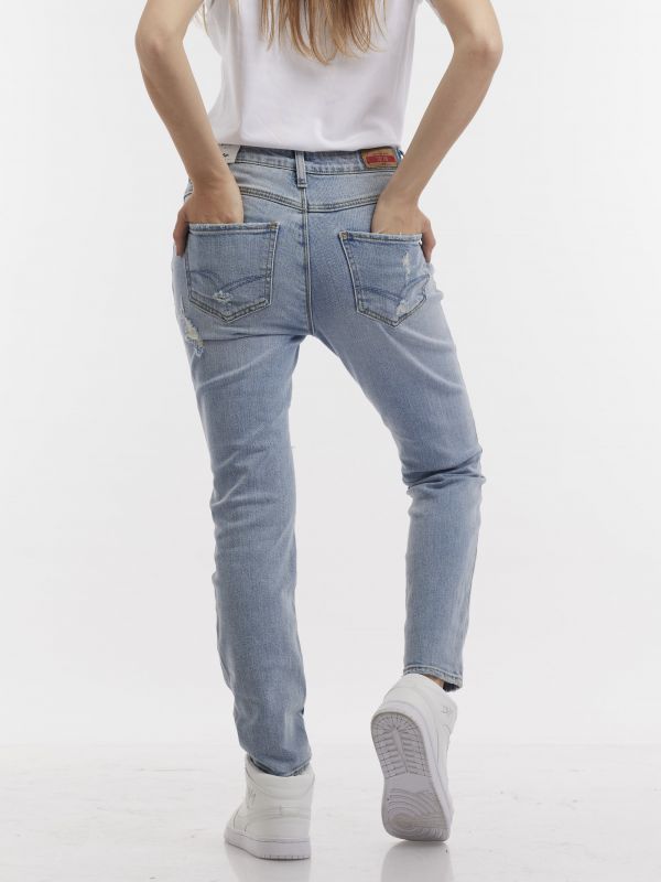 ג’ינס בהיר ישר עם קרעים