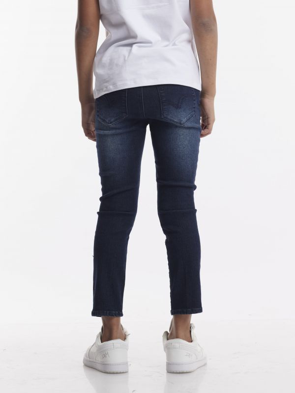 ג’ינס שטוף עם קרעים