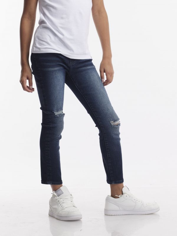 ג’ינס שטוף עם קרעים