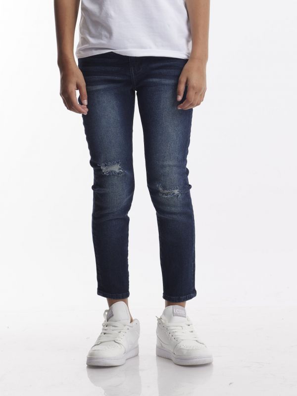 ג’ינס שטוף עם קרעים