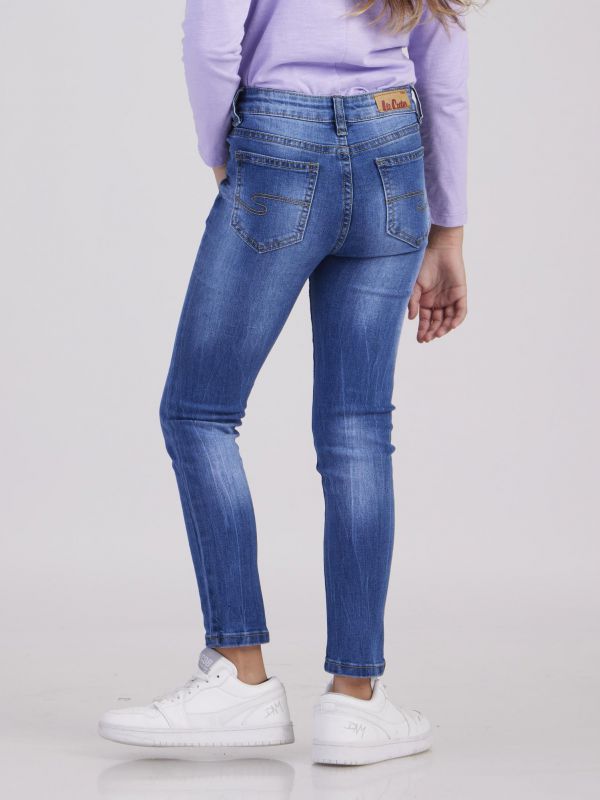 ג’ינס כחול עם קרעים