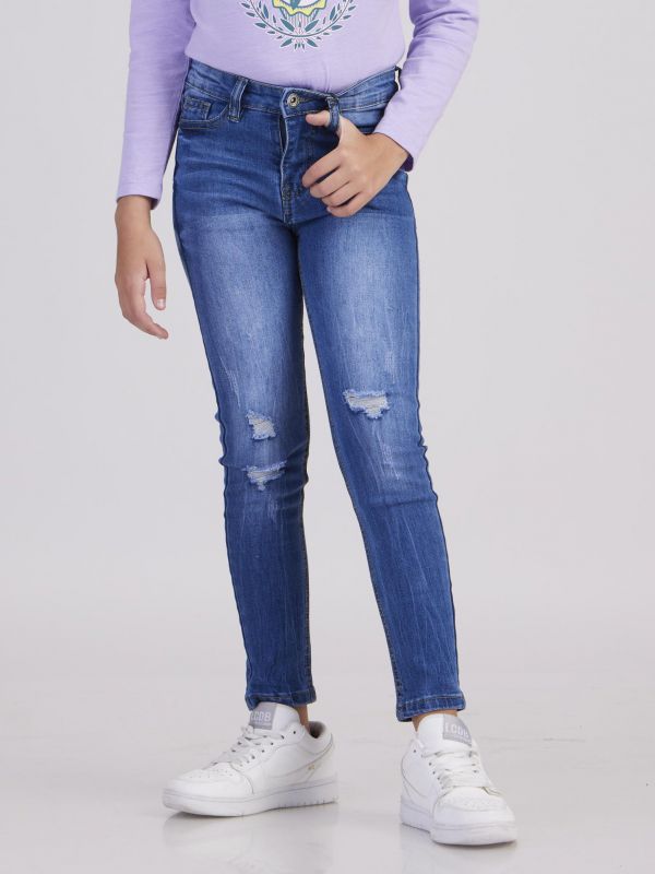 ג’ינס כחול עם קרעים