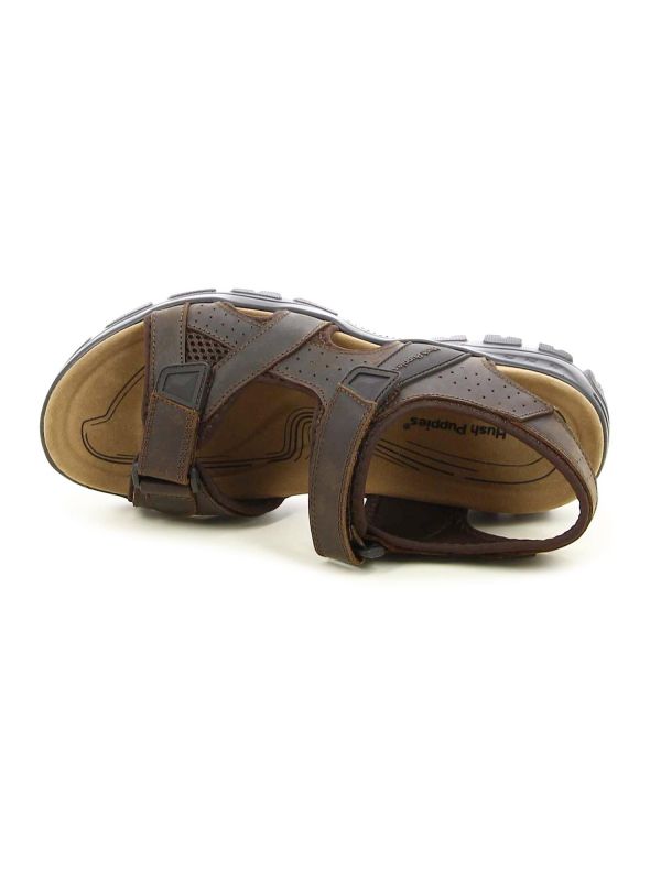 סנדלים עם רצועות וסקוצ’ים