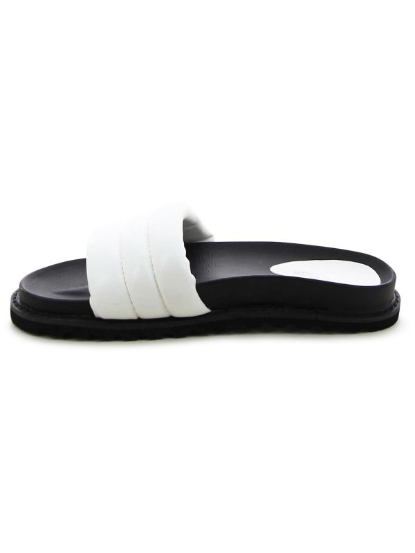 כפכפים שטוחים עם רצועה רחבה