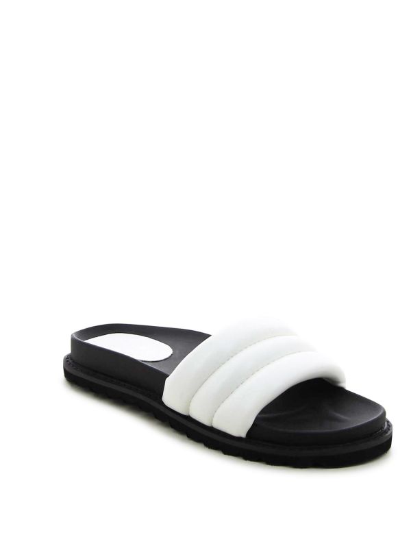 כפכפים שטוחים עם רצועה רחבה