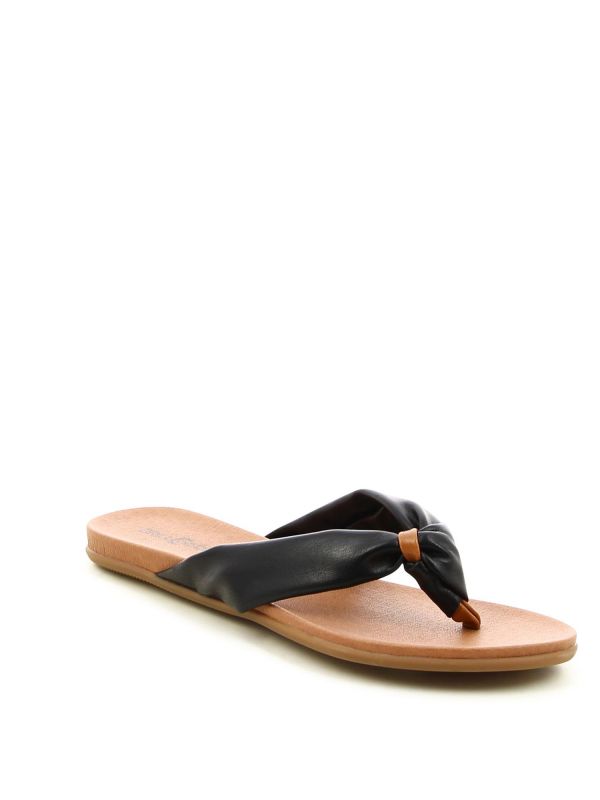 כפכפי אצבע שטוחים וקז’ואליים