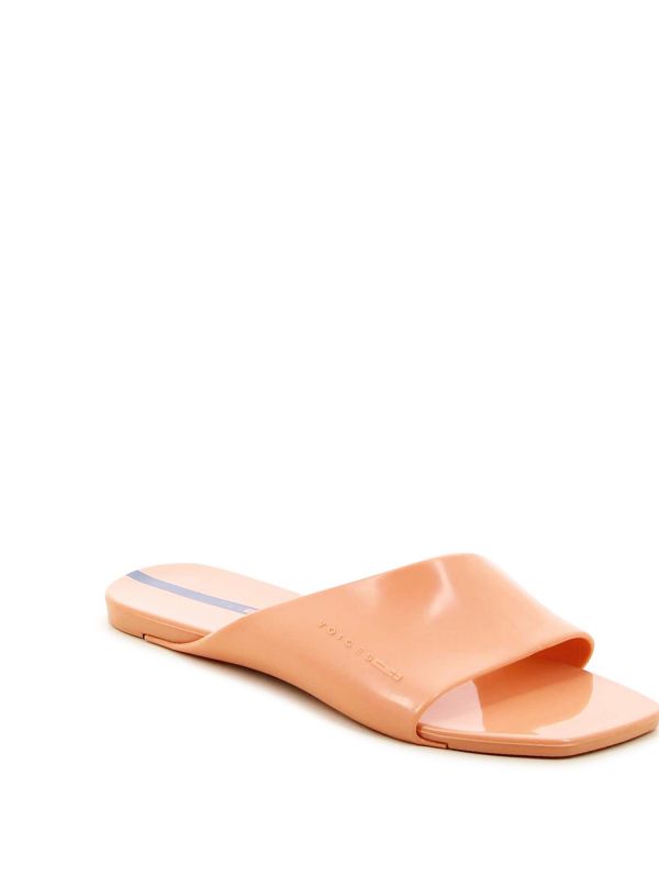 כפכפים שטוחים עם רצועה עבה ומבריקה