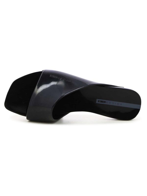 כפכפים שטוחים עם רצועה עבה ומבריקה