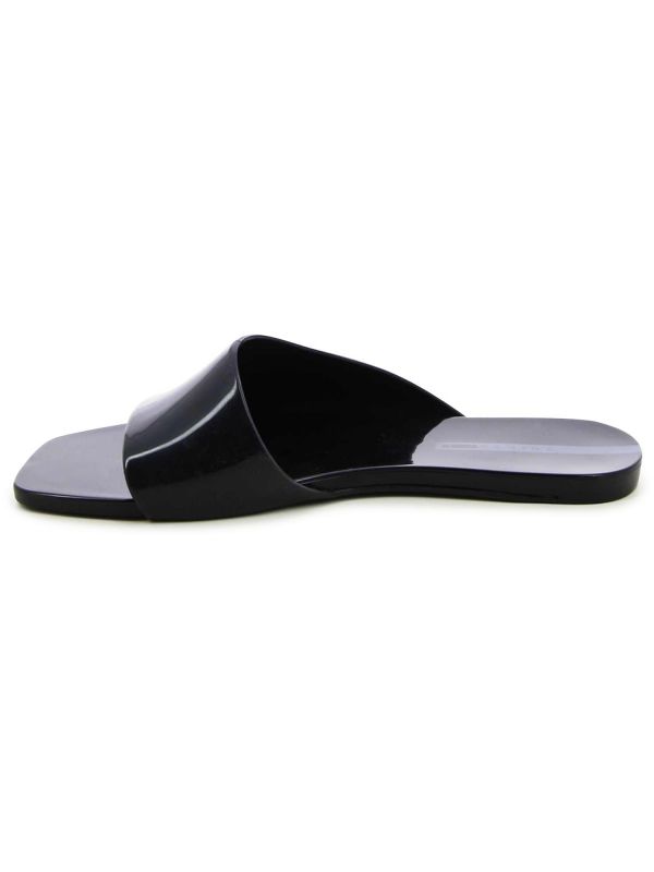 כפכפים שטוחים עם רצועה עבה ומבריקה