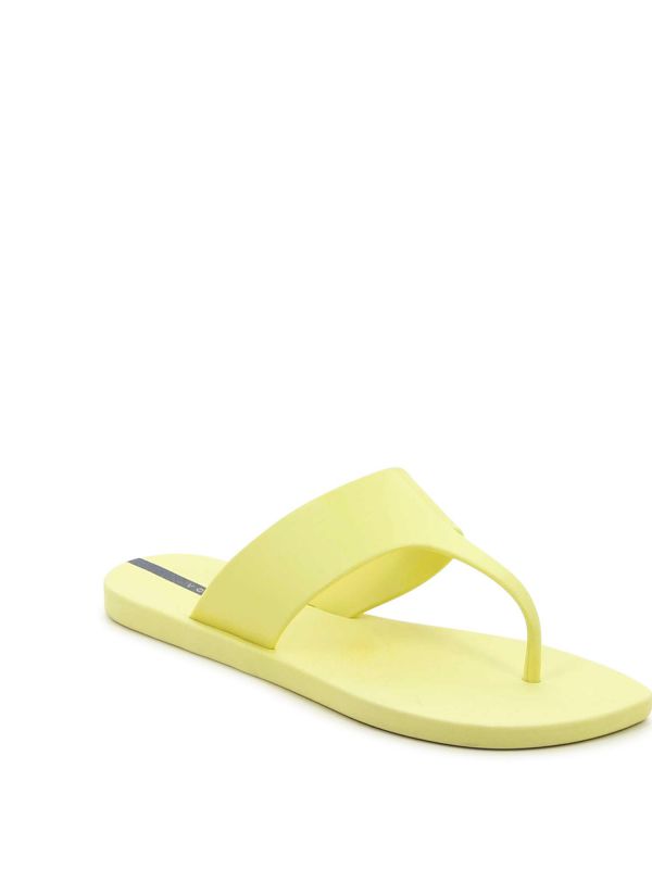 כפכפי אצבע שטוחים ואופנתיים