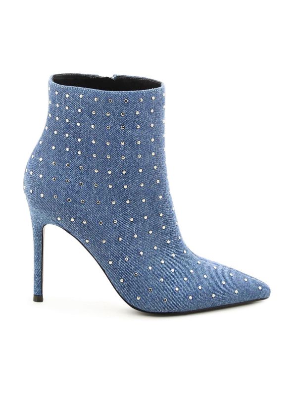 מגפוני עקב עם ניטים