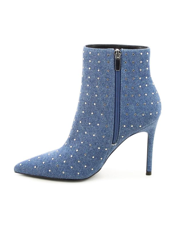 מגפוני עקב עם ניטים