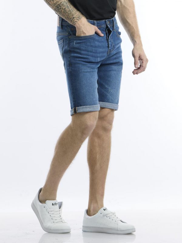 ג’ינס קצר כחול עם קיפול בסיומת