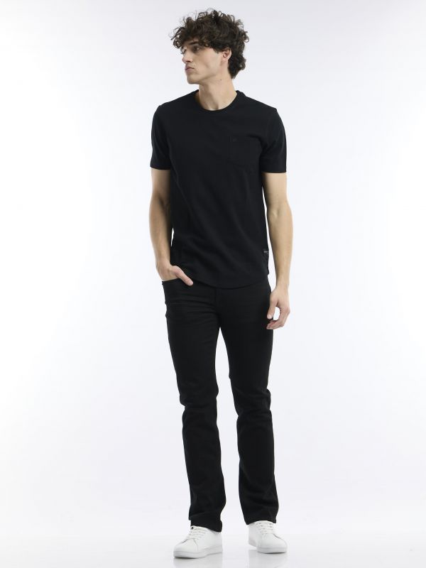 חולצת טי עם כיס בחזה