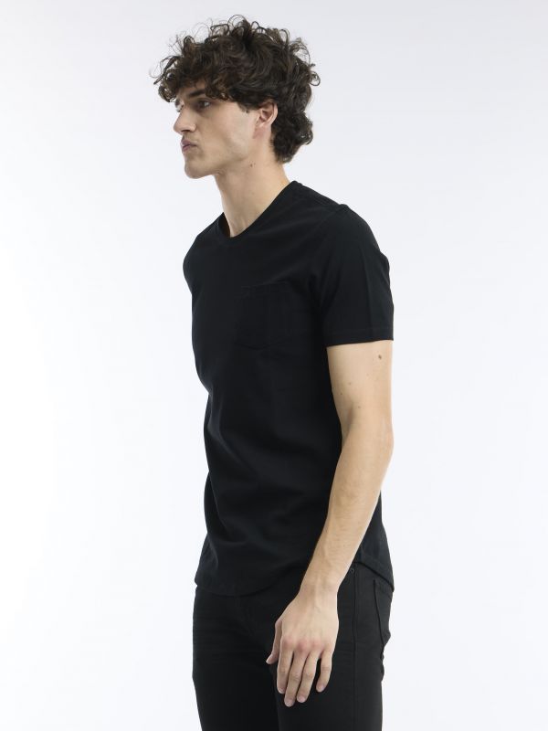 חולצת טי עם כיס בחזה