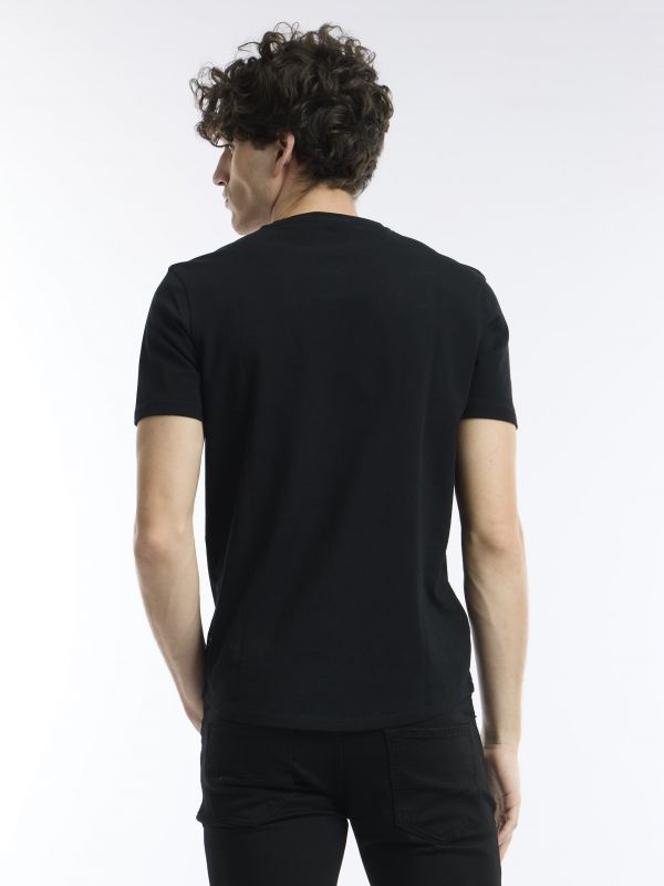 חולצת טי עם כיס בחזה